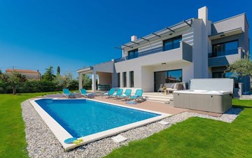 haus mit pool und garten