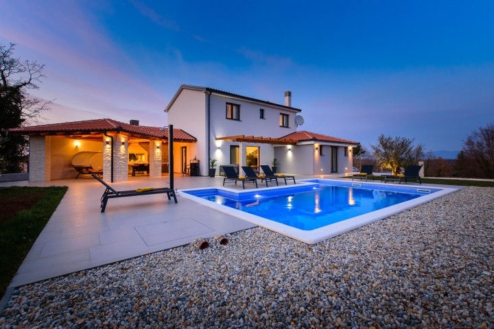 villa mit pool am meer