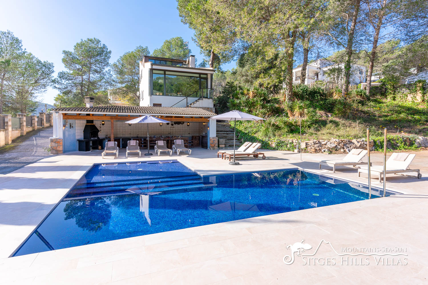 große villa mit pool